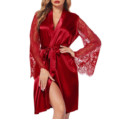 Peignoir satiné avec manches en dentelle