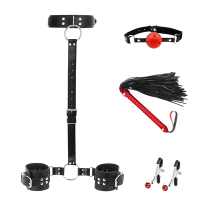Ensemble de restrainte BDSM avec bâillon, fouet et pinces à mamelons