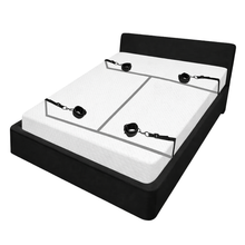 Restrictions pour lit avec fouet, bandeau, bâillon et drap imperméable