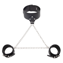 Ensemble collier et menottes reliées