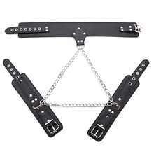 Ensemble collier et menottes reliées