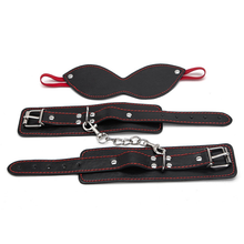 Ensemble masque pour les yeux et menottes